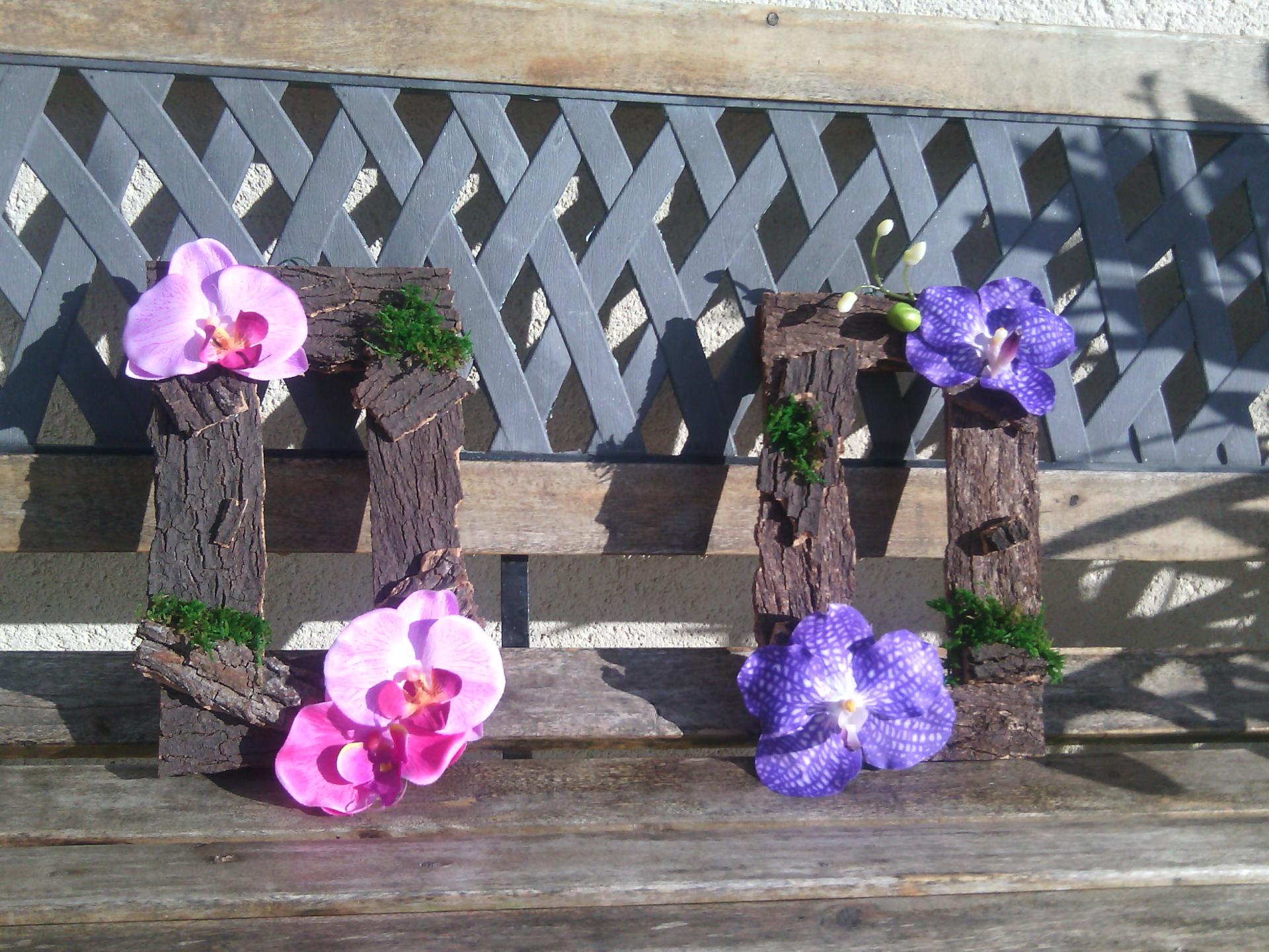 CADRE à suspendre en BOIS MOUSSE et ORCHIDEES fleurs artificielles 15x25cm